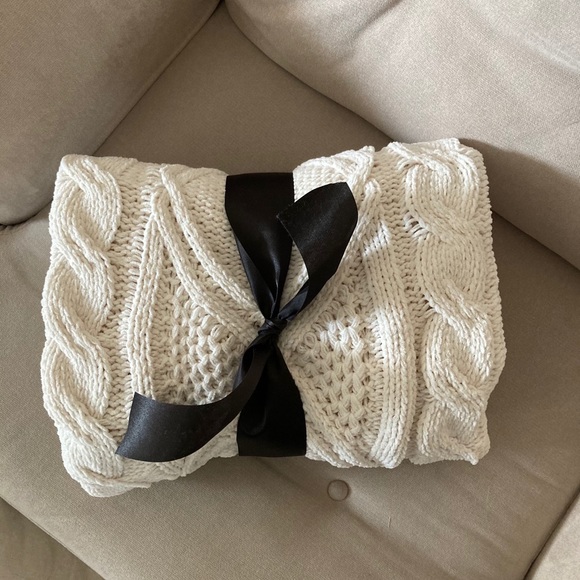 Nicole Miller Other - Nicole Miller sweater knit throw blanket